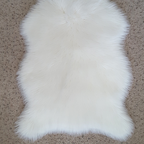 Luxurious Faux Fur Sheepskin Area Rug 2ft by 3ft - Picture 8 of 8